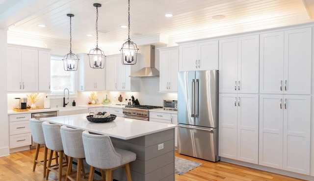 Luxury 30A Beach House: Pool, Game Room, Bikes & free shuttle to the Beach!
