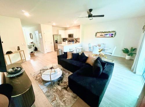 Luxury 3BR Townhome Co-Living for Travel Personnel