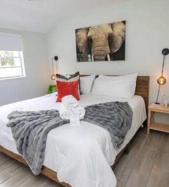 Luxury 4BR, Sleeps 12, Heated Pool, Near Universal Studios