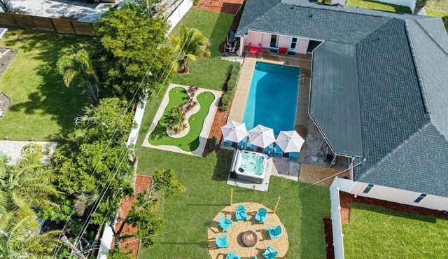 Luxury 5BR Retreat: Pool, Spa, Mini Golf, Game RM