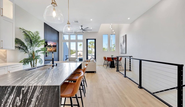 Luxury Balcony/Yard/Grill- Downtown, New Townhome!