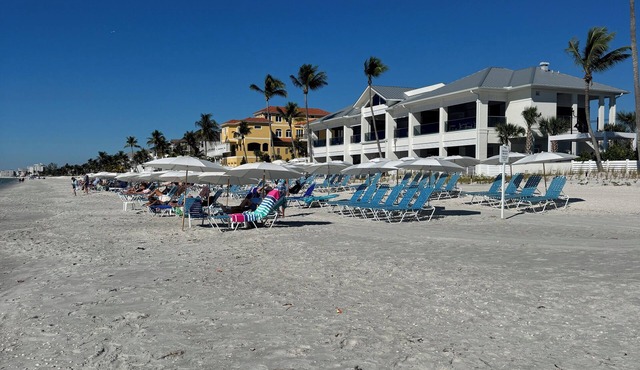 Luxury Beach Club- chairs, umbrellas, wifi, shelter included/Pool, pickleball