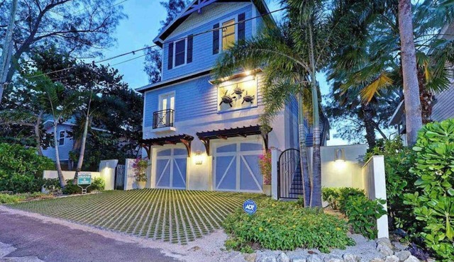Luxury beachside home with heated private pool - tranquil & close to everything
