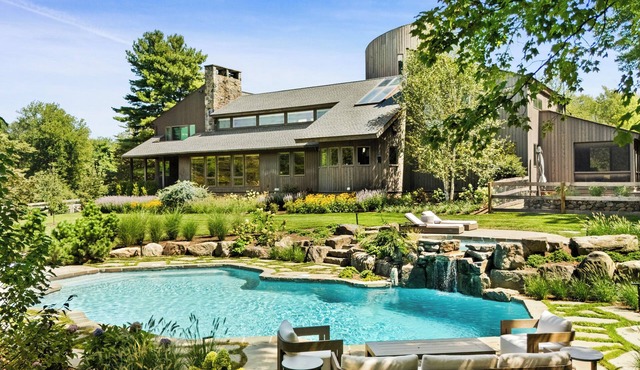 Luxury Bedford Estate w/Pool & Spa