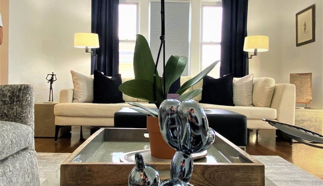 Luxury Designer 2 bedroom+office/3bed vacation home.