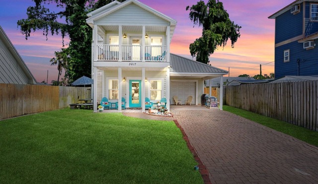 Luxury Family Beach Retreat - 3 Stories, Steps to the beach. Sleeps 10