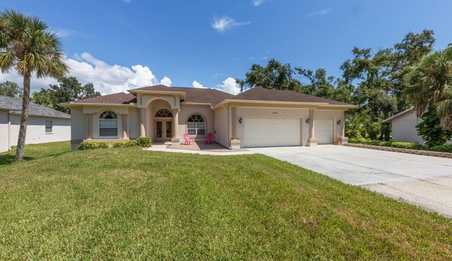 Luxury home 3 King suites,private setting, pool,1 mile to beach, weekly discount
