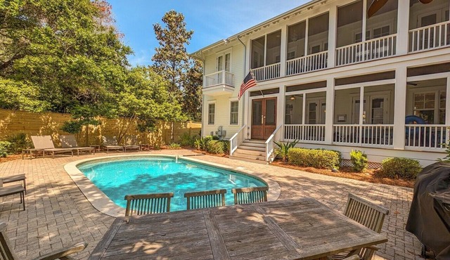 Luxury Old Seagrove Retreat, Walk to Beach and Seaside, 3 King BRs, Private Heated Pool, Availabl.