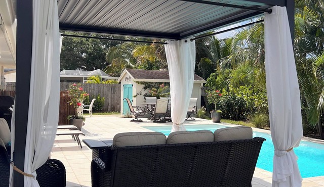 Luxury Pool Near NCH Baker Luxury Pool central to Naples 3 bedroom