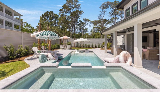 Luxury Private Pool + Golf Cart, 8 Beds & 5 Bikes