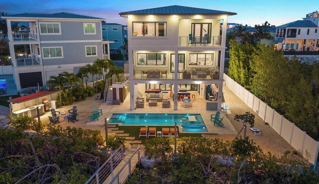 Luxury Seaside Escape ~ Pool ~ Dock ~ Scenic Views