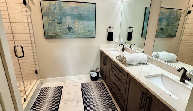 Luxury, Spacious, Family Friendly Townhome Near Airport & Stadium