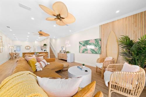 Luxury Villa, 2 Blocks from the Beach, Hot Tub