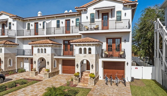 Luxury Villa 4 Bedrooms & 4.5 Bathrooms Easy Walk to Beach & Dining