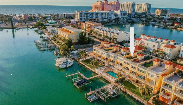 Luxury waterfront townhome, 5 min to beach, pool, fully stocked, & rooftop deck!