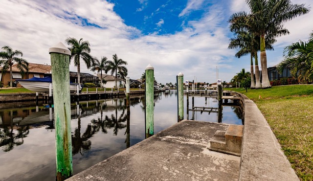 Luxury Waterfront Villa/Sleeps 8/Heated Saltwater Pool/Dock/Fishing