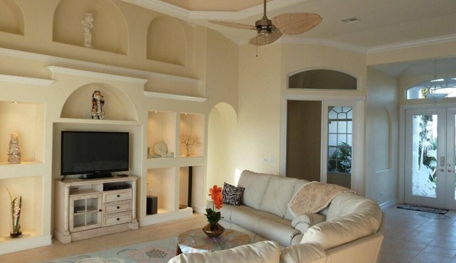 LUXUSVILLA directly on the LAKE with many extras in SW location
