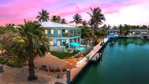 Maison Blue Sands -120' Dock, HtdPool, Game Room, BBQ, MiniGolf, Baby Items