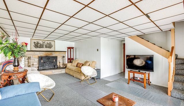 Manistee Forest Retreat: Group-Friendly Lake House