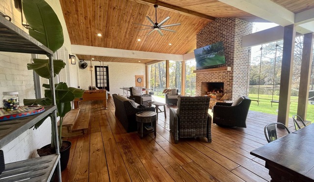 Masters Rental- Farmhouse with pool, covered patio, & 2 turf greens. in Harlem