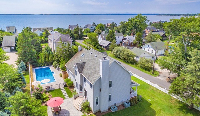 Mattituck Beach Gem. Spacious & Gorgeously Renovated Beach House Steps to Bay.