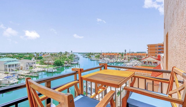 MBR 502 - 😎 Pool, Hot tub, Gym, Steps to 🏖️ Beach & 🌴Johns Pass!