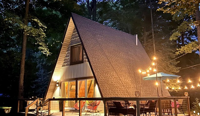 MCM A-frame: HOT TUB; Lake; Fall Colors; Fireplace; Nature; Cozy; Kayaks