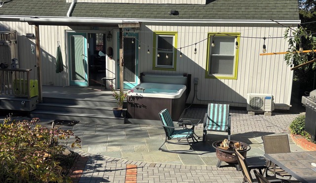 MerShell’s Beach House is a 5 minute walk from local beach/boardwalk or marina