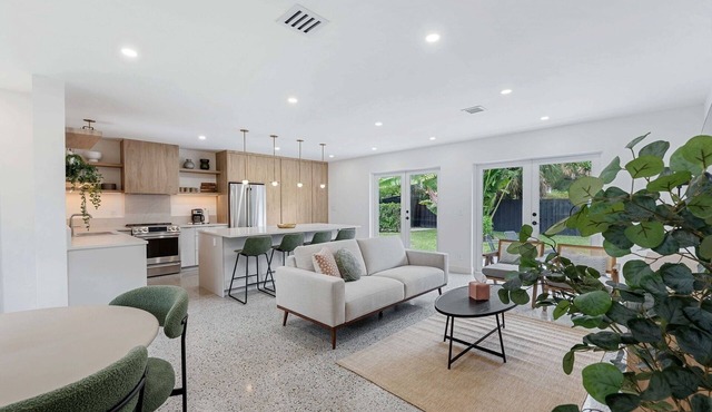 Minimalist Luxury in Historic WPB-Great Location Near Town, Beach, Sites!