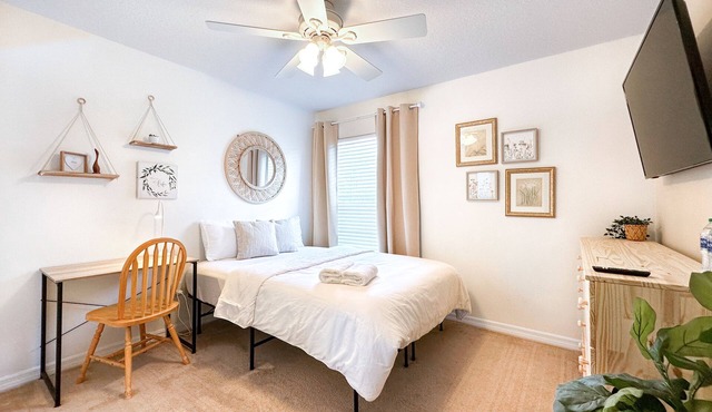 Minutes to I-75 & HWY-41! Private Room w/WIFI, Queen Bed, Desk & TV