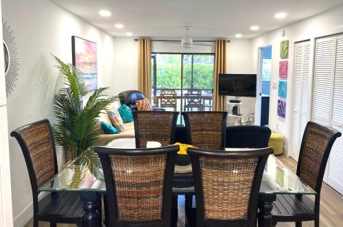 Minutes to Sanibel with Heated Pool, Tennis and Beach Gear