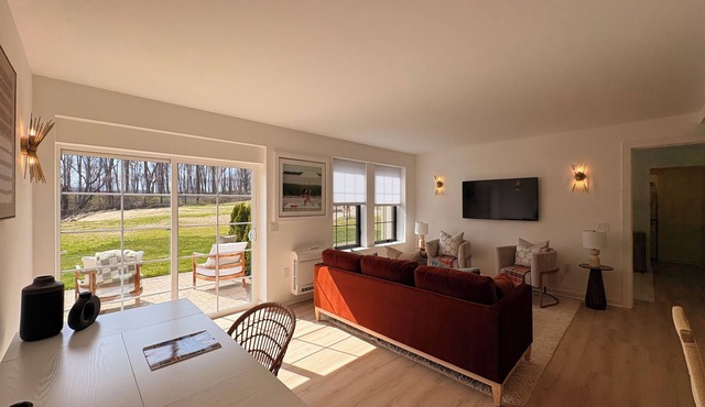 Modern 1-bedroom apartment in Greenwich with Patio and State-of-the-Art Gym