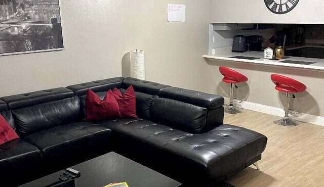 Modern 2 Bedroom Townhome Minutes from the Beach!