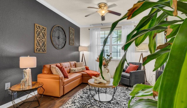Modern 2BR/2BA w/King Bed, Pools + Gym #1