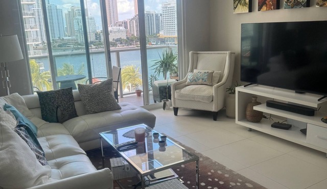 Modern 2BR Apartment in Brickell, Central w Sea View
