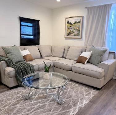 Modern 2BR Retreat with Full-Kitchen and Living