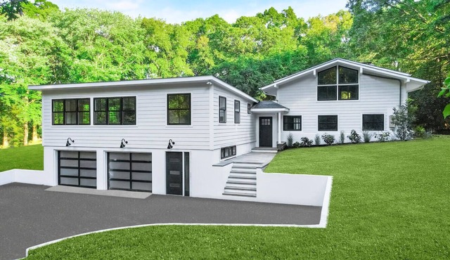 Modern 4 bed 4.5 bath w hot tub & heated pool close to beach