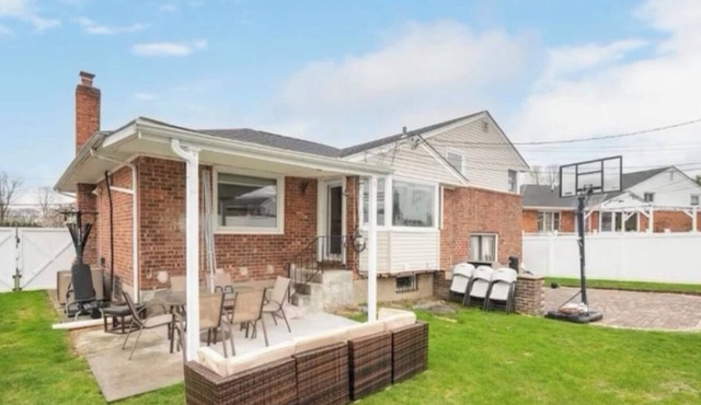 Modern 5BR Home W/Private Backyard Basket Ball Hoop Near NY& Long Island Beaches