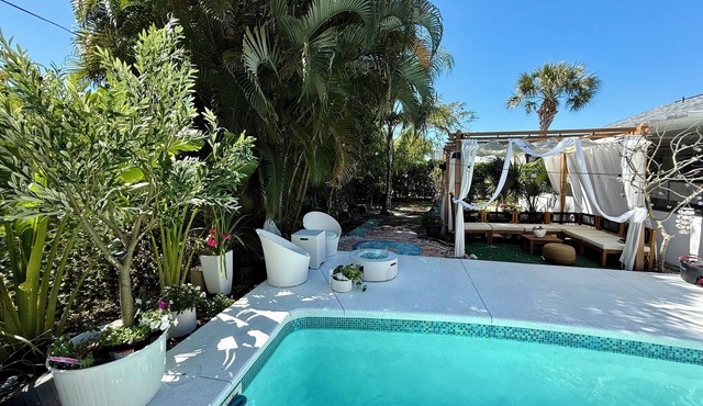 Modern and Peaceful 3-bedroom Palm Retreat Quiet Yet Close to Everything