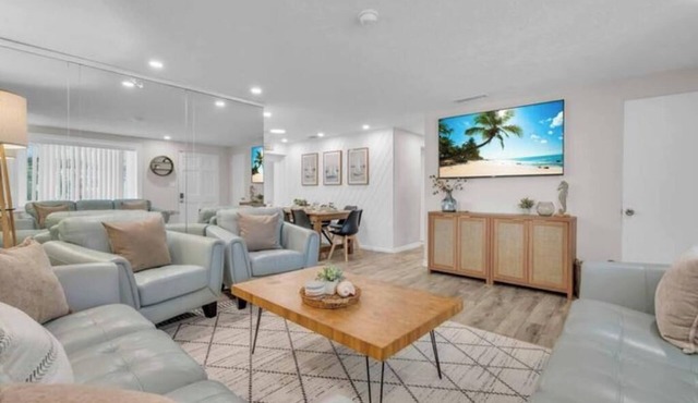 Modern beach house Tiki Bar, covered pool-sleeps 9