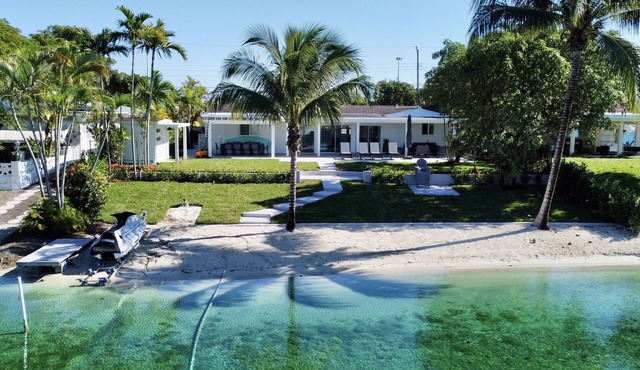 Modern Beach LakeFront House in Miami !