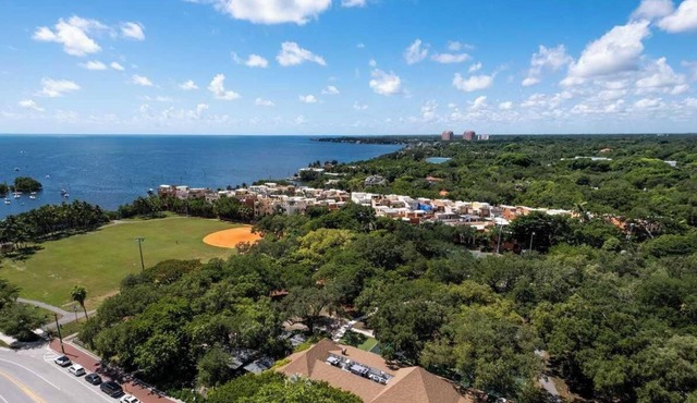 Modern Coconut Grove Stay | Hospital Proximity