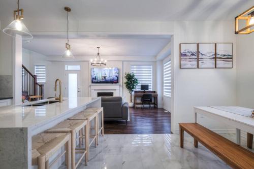 Modern Comforts and Spacious Living 4B/3.5 Bath in Pickering