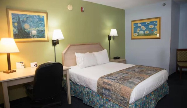 Modern King Room near Air Force Armament Museum | Free On-Site Parking!