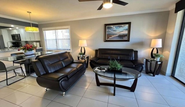 Modern Lakeview Condo By IMG Academy & Anna Maria Island w/Two Pools & Hot Tubs