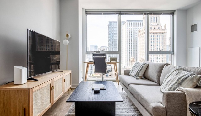 Modern Loop Studio w/Theater & Pool, nr Millennium Park, by Blueground in Chicago