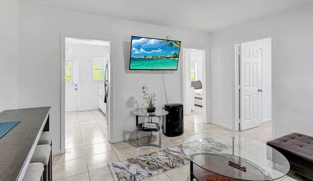 MODERN PET FRIENDLY COTTAGE, WALK TO ATLANTIC