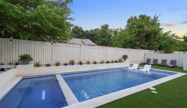 Modern Poolside Retreat: Ultimate blend of comfort, luxury, and location in Savannah