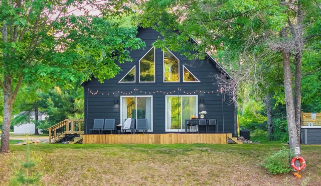 Modern Riverfront Chalet w/Firepit & Hot Tub
