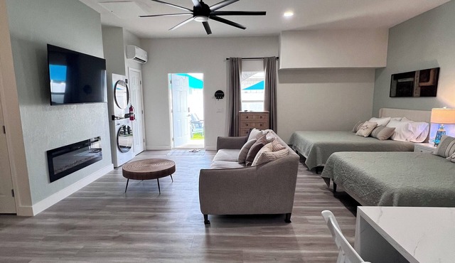 Modern Sports Retreat/Private Patio Near PGA & Sports